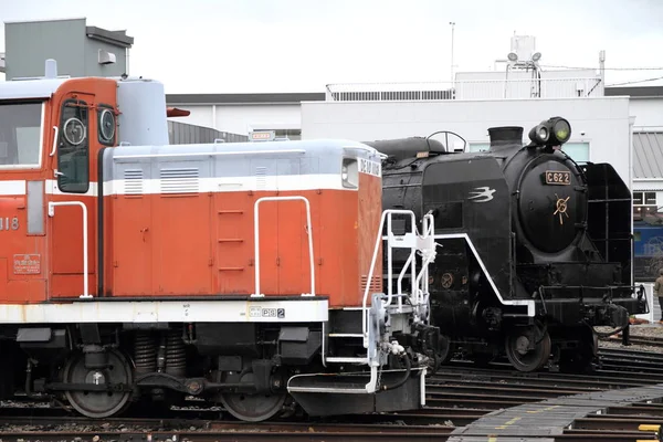 Locomotora de vapor y locomotora diesel en el cobertizo de locomotora de vapor Umekoji, Kyoto, Japón — Foto de Stock