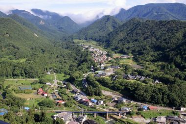 Yamagata, Japonya'da Risshaku ji (Yamadera) üzerinden görüntülemek