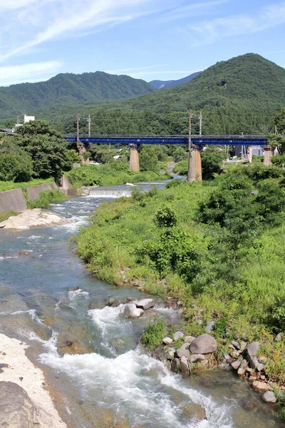 Fiume Tachiya e ponte ferroviario a Yamadera, Yamagata, Giappone — Foto Stock