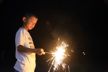 Japon çocuk el havai fişek yapıyor (ikinci sınıf ilköğretim okulunda)