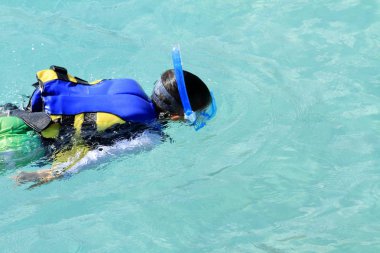 Japon çocuk şnorkel ile Yüzme (ikinci sınıf ilköğretim okulunda)