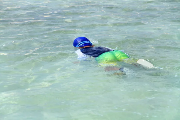 Japanischer Junge schwimmt im Meer (zweite Klasse der Grundschule)) — Stockfoto