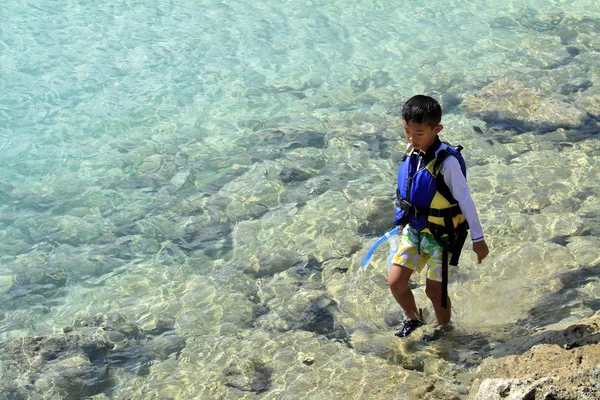 Japanse jongen zwemmen met een snorkel (tweede leerjaar op de basisschool) — Stockfoto