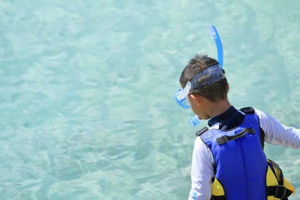 Japanischer Junge schwimmt mit Schnorchel (zweite Klasse der Grundschule)) — Stockfoto
