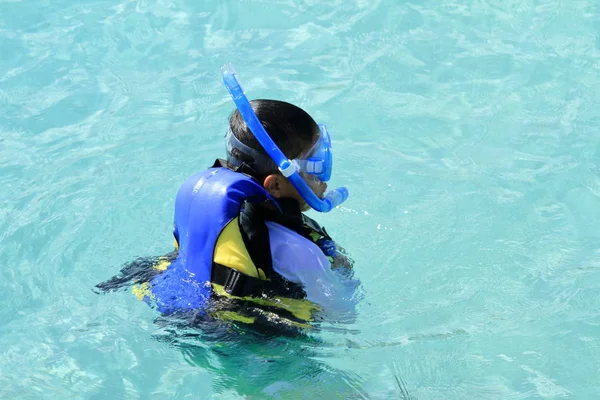 Japanischer Junge schwimmt mit Schnorchel (zweite Klasse der Grundschule)) — Stockfoto