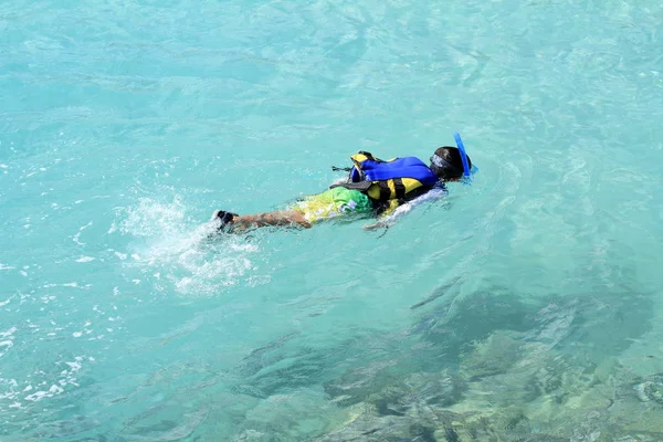 Japanese boy swimming with snorkel (second grade at elementary school) — Stock Photo, Image