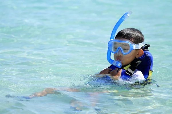 Japansk pojke simturer med snorkel (årskurs i grundskolan) — Stockfoto