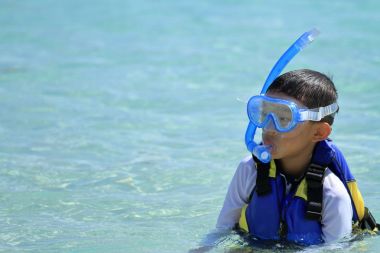 Japon çocuk şnorkel ile Yüzme (ikinci sınıf ilköğretim okulunda)