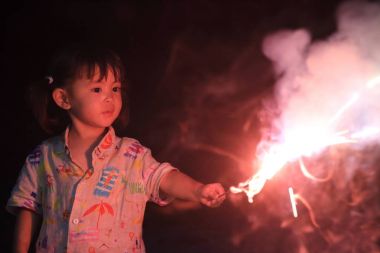 Japon kız el havai fişek (2 yaşında yapıyor)