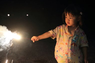 Japon kız el havai fişek (2 yaşında yapıyor)