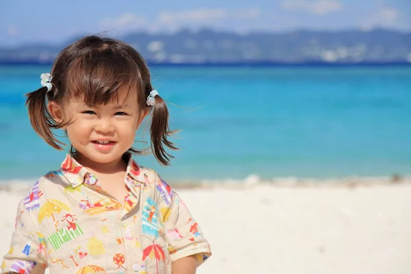 Japansk flicka vid havet (2 år gammal) — Stockfoto