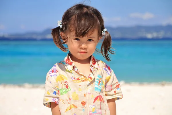 Menina japonesa em pé à beira-mar (2 anos ) — Fotografia de Stock