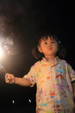 Japon kız el havai fişek (2 yaşında yapıyor)