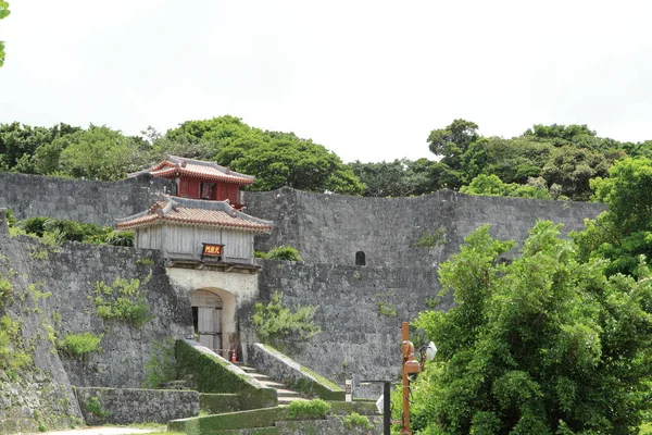 Кюхмон в замке Синдзо, Окинава, Япония — стоковое фото