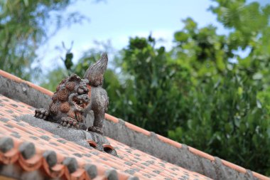 Shisa (koruyucu Krallık Ryukyu üzerinden) çatı: Okinawa, Japan