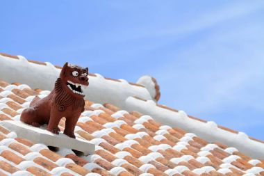 Shisa (koruyucu Krallık Ryukyu üzerinden) çatı: Okinawa, Japan