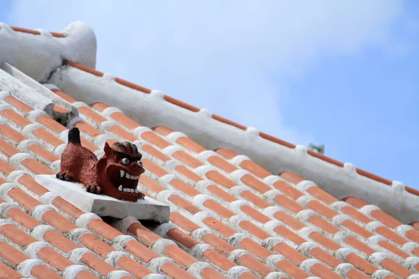 Shisa (koruyucu Krallık Ryukyu üzerinden) çatı: Okinawa, Japan