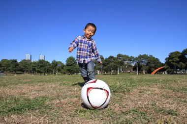 Japon çocuk (3 yaşında futbol topuyla oynamaya)
