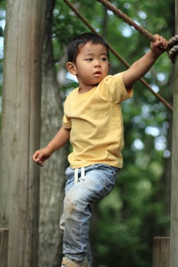 Japon çocuk açık engel sahasında (3 yaşında oynamaya)