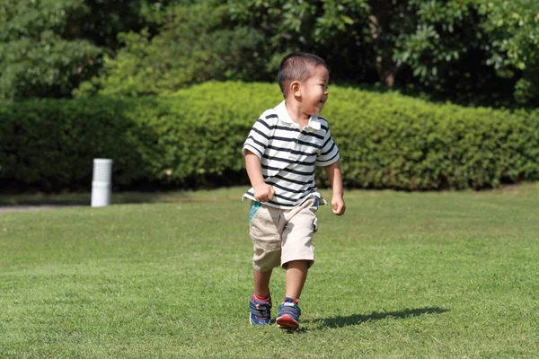 Japonês menino correndo na grama (3 anos de idade) no verão — Fotografia de Stock