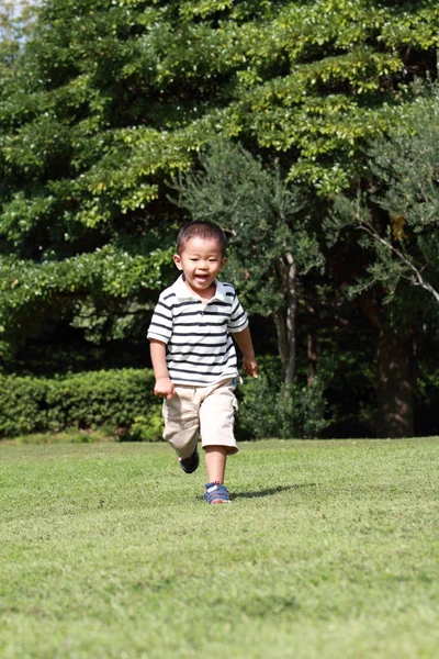 여름에는 잔디 (3 세)에서 실행 하는 일본 소년 — 스톡 사진