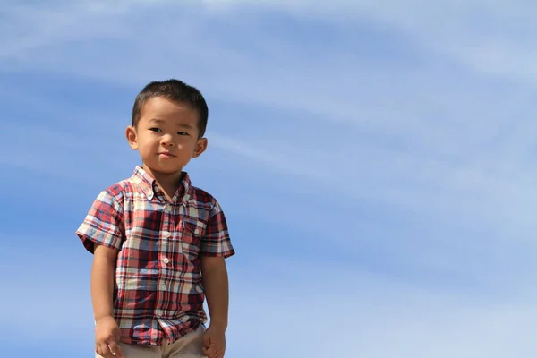 Sorridente ragazzo giapponese sotto il cielo blu (3 anni) in estate — Foto Stock