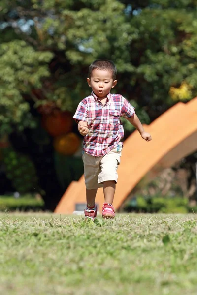 Japonês menino correndo na grama (3 anos de idade) no verão — Fotografia de Stock