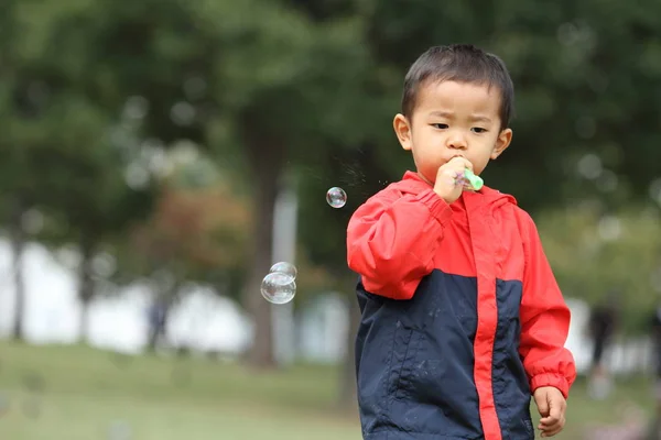 Japonais garçon jouer avec bulle (3 ans) sur l herbe — Photo