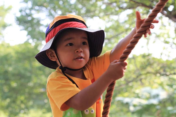 Japon çocuk açık engel sahasında (3 yaşında oynamaya)