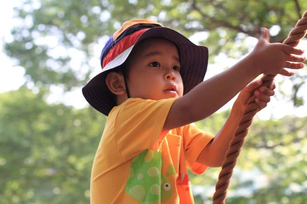 Japon çocuk açık engel sahasında (3 yaşında oynamaya)