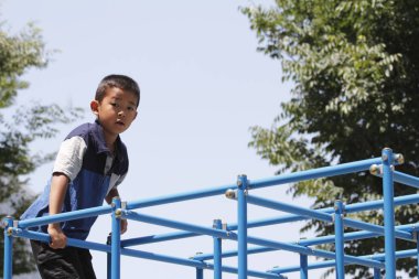 Japon çocuk yaptığın orman jimnastiği (ikinci sınıf ilköğretim okulunda)