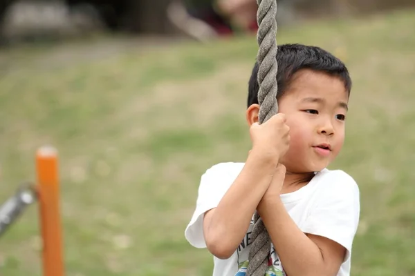 Chico japonés jugando con zorro volador (primer grado en la escuela primaria ) —  Fotos de Stock