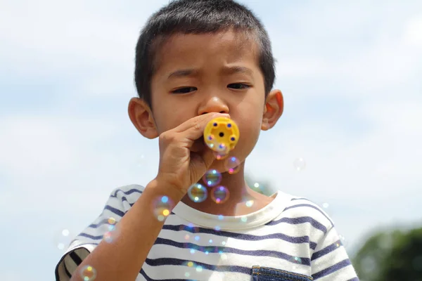 Japon çocuk balonu ile oynarken (birinci sınıftan ilköğretim okulunda) — Stok fotoğraf
