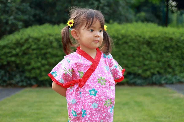 日本の篠笛布 (2 歳浴衣を着て日本の女の子) — ストック写真