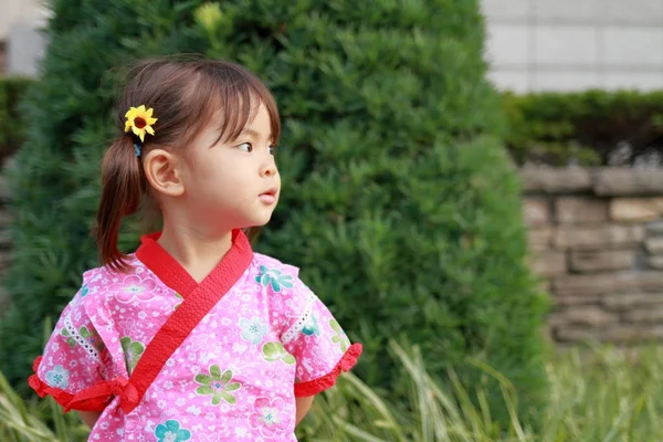Japanisches Mädchen trägt Yukata, japanisches Traditionstuch (2 Jahre alt)) — Stockfoto