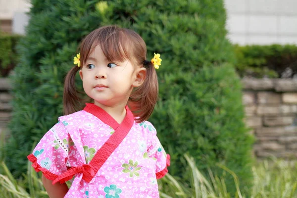 Yukata, Japon traditiona bez (2 yaşında giyen Japon kız) — Stok fotoğraf