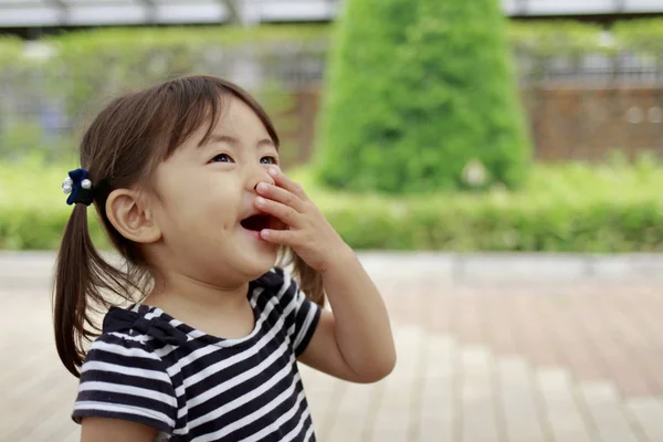 日本小女孩微笑着 （2 岁) — 图库照片