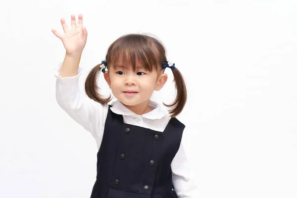 フォーマルウェア (2 歳) (ペーパーで彼女の手を上げる日本の女の子) — ストック写真