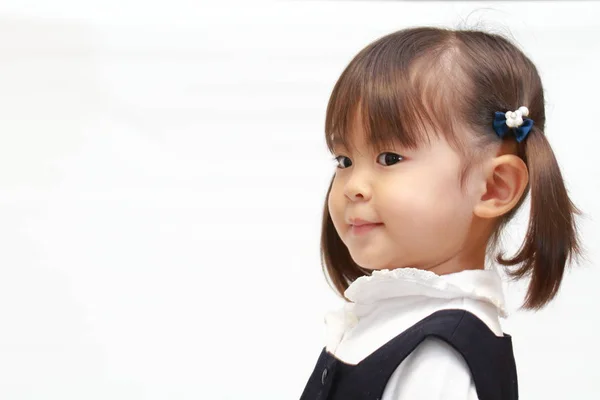 Ιαπωνικά κορίτσι στην επίσημη ένδυση (2 ετών) (προφίλ) — Φωτογραφία Αρχείου