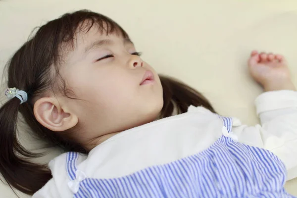 Slapende Japanse meisje (2 jaar oud) — Stockfoto