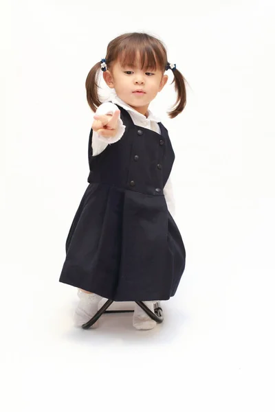 Chica japonesa en la silla jugando piedra-papel-tijera en ropa formal (2 años de edad) (tijera ) —  Fotos de Stock