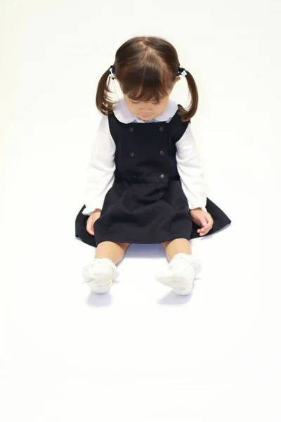 Chica japonesa en el suelo en ropa formal (2 años de edad ) —  Fotos de Stock
