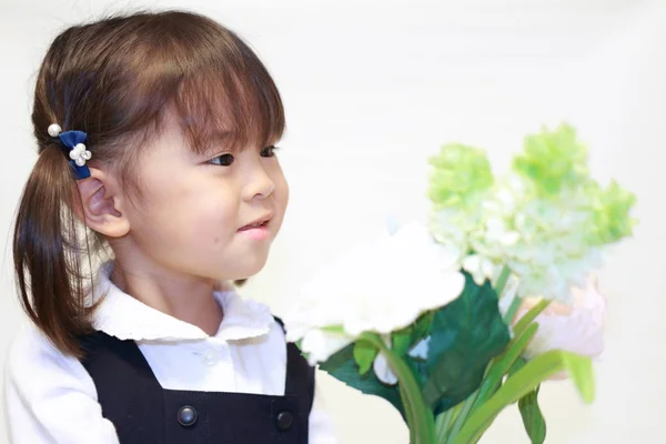 Japon kız çiçekleri (2 yaşında ile formal giyim) — Stok fotoğraf