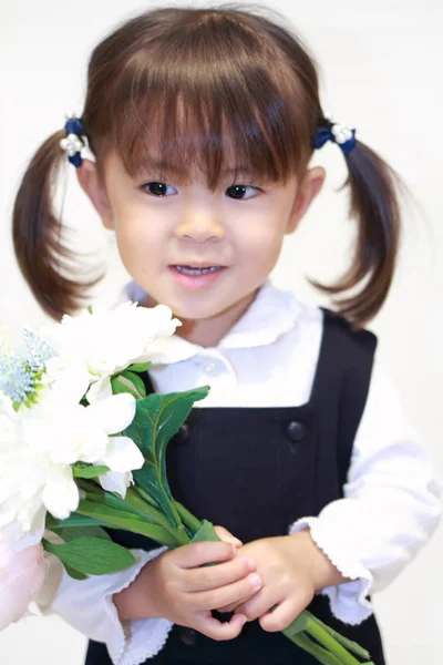 Chica japonesa en ropa formal con flores (2 años de edad ) — Foto de Stock