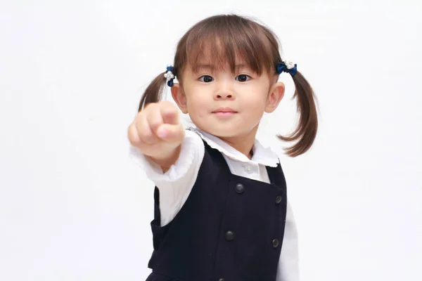 Taş-kağıt-makas içinde formal giyim (2 yaşında) (rock oynarken Japon kız) — Stok fotoğraf