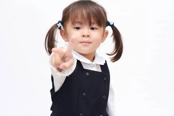 Японская девушка играет в камень-ножницы-бумагу в формальной одежде (2 года) (ножницы) ) — стоковое фото