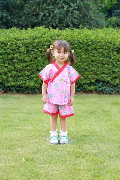 Японская девочка в юбке, японская - в ткани (2 года) ) — стоковое фото