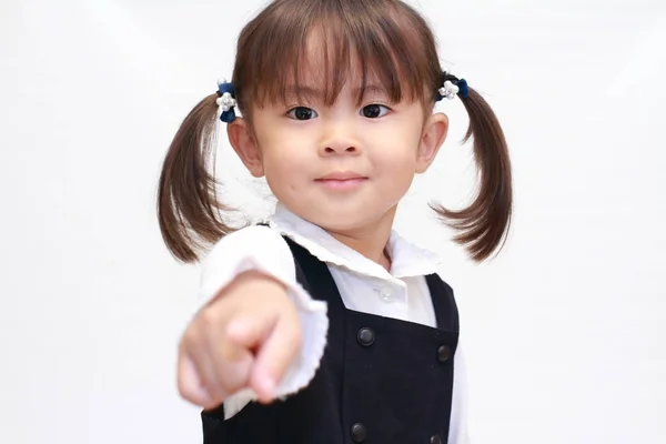 Japanisches Mädchen zeigt in formeller Kleidung auf die Kamera (2 Jahre alt)) — Stockfoto