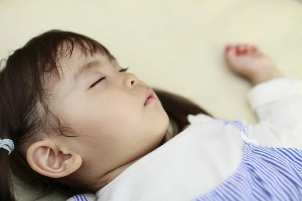 Slapende Japanse meisje (2 jaar oud) — Stockfoto