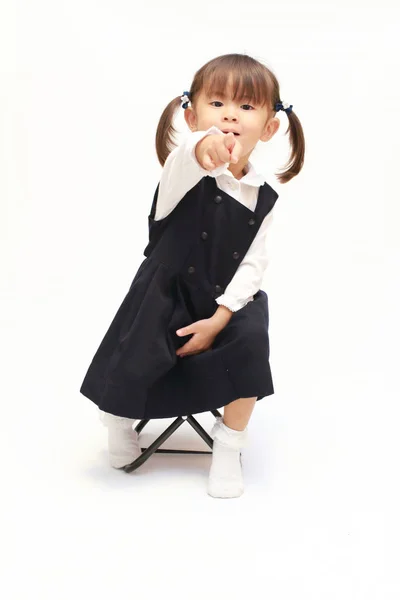 Chica japonesa en la silla apuntando a la cámara en ropa formal (2 años de edad ) —  Fotos de Stock